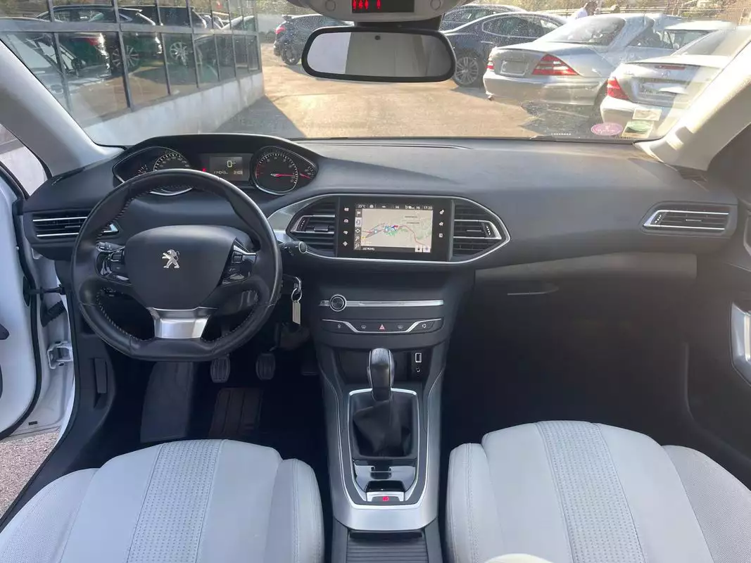 Peugeot 308 1.2 110ch Allure 7 490 €